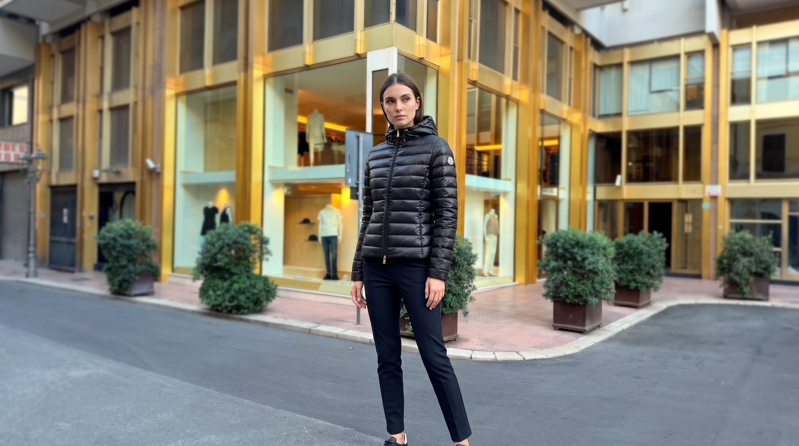 Modella con piumino Moncler Igelhood, lancio Guerra Store online